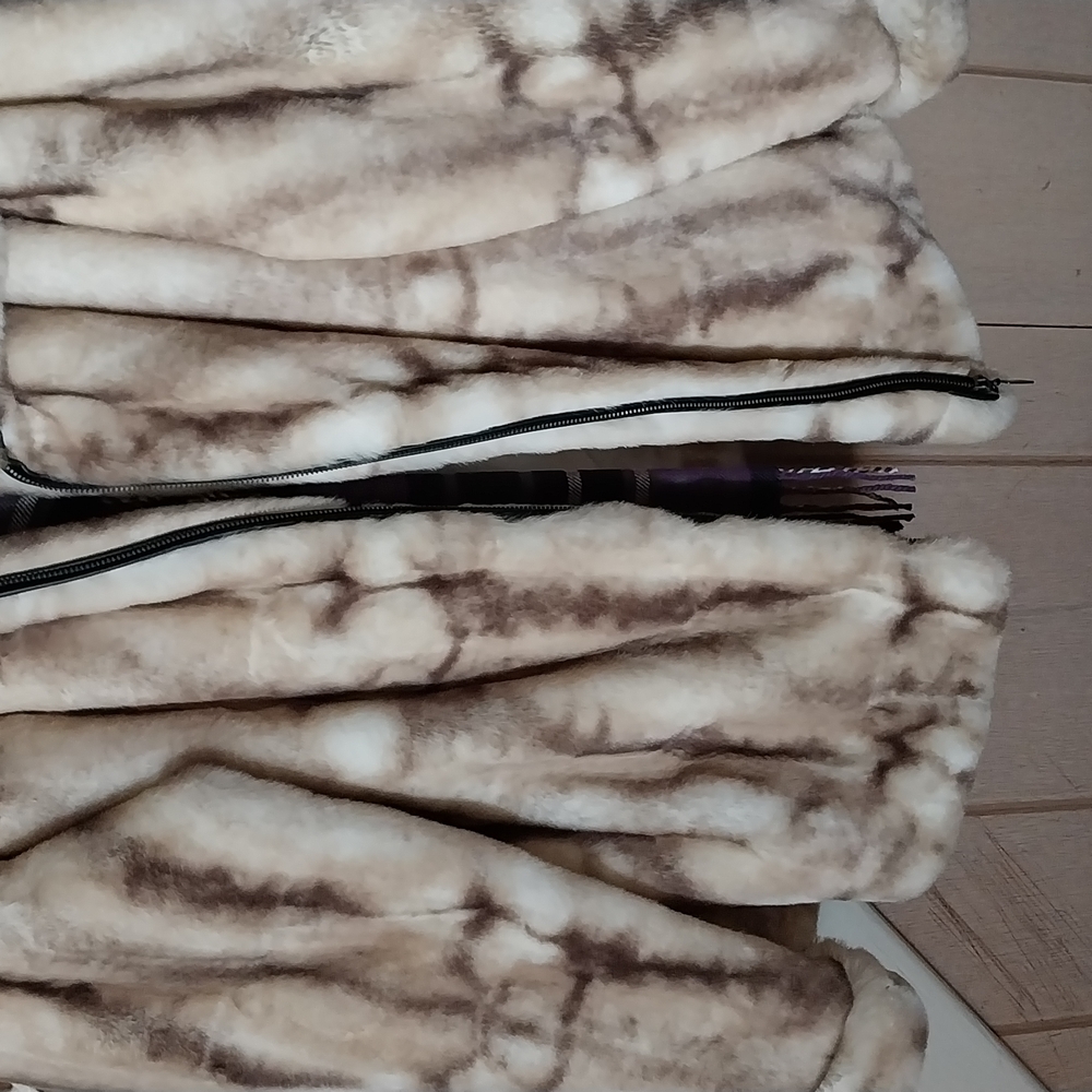 Pamela McCoy Elegant Faux Fur Women's Coat